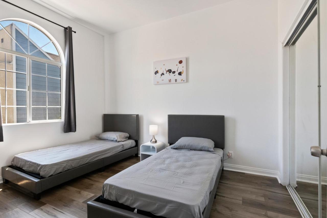 Spacious Private Gated Modern Loft Close To Universal And Hollywood Apartment *