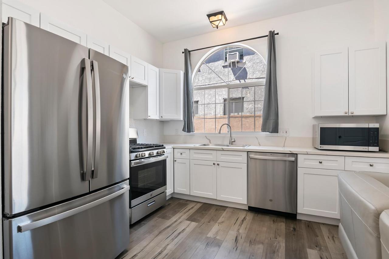 Spacious Private Gated Modern Loft Close To Universal And Hollywood Los Angeles