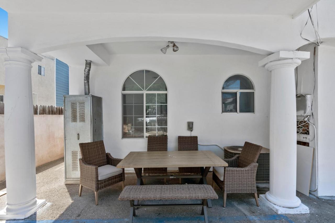Spacious Private Gated Modern Loft Close To Universal And Hollywood