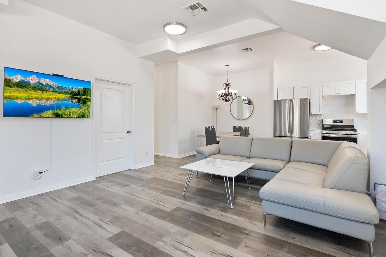 Spacious Private Gated Modern Loft Close To Universal And Hollywood