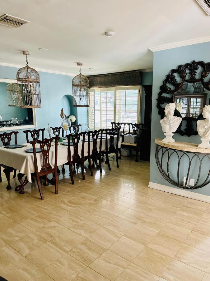 Encino Hills Private For Females Homestay *