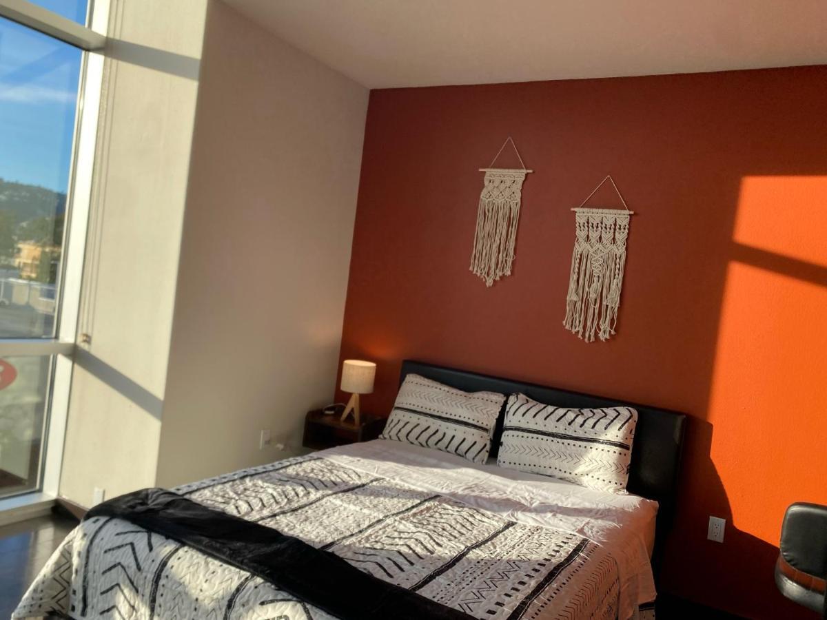 Spacious And Stylish Unit *