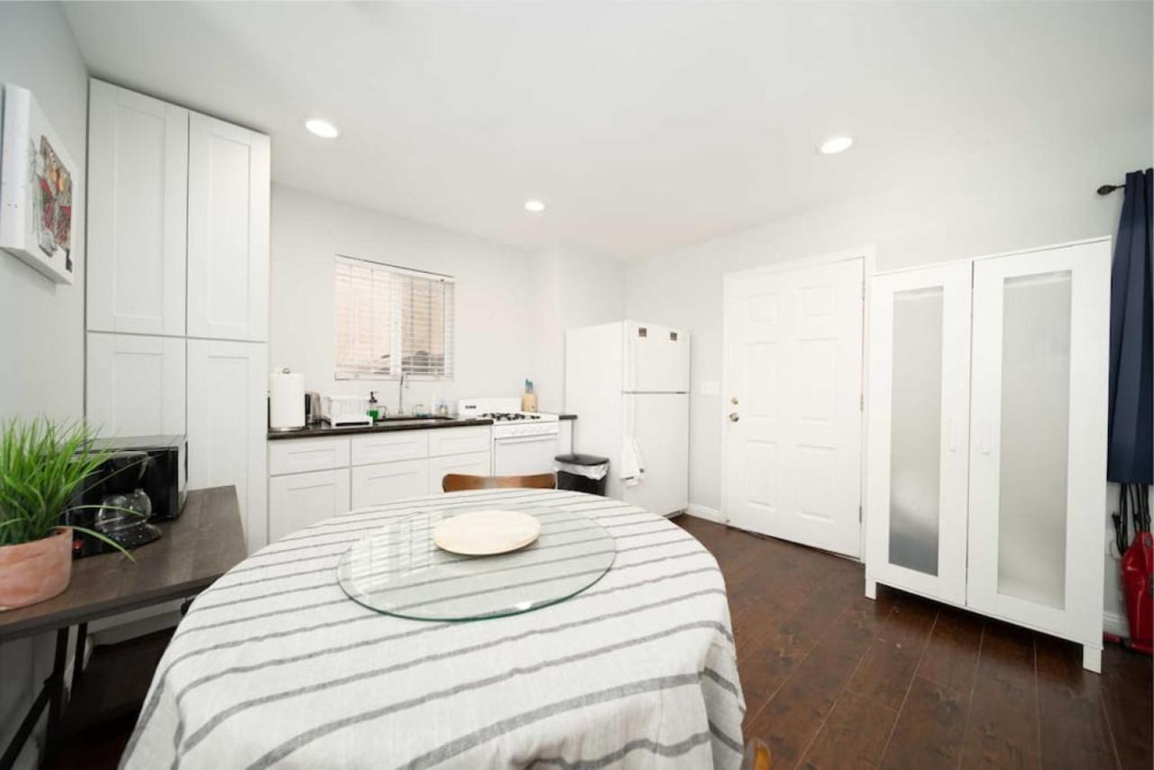 Modern 10 Min Walk To Usc Near Dtla Ktown Holiday home Los Angeles