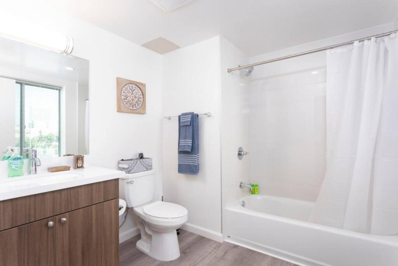 Balcony 2br 2b In Heart Of K Town N *