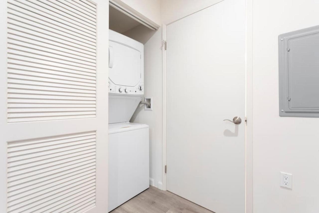 Balcony 2br 2b In Heart Of K Town N Apartment Los Angeles