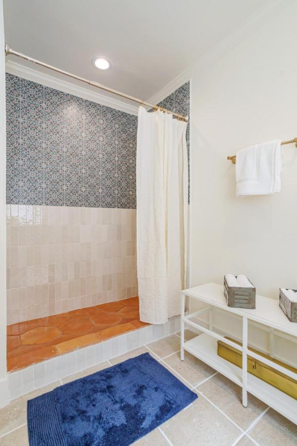 Holiday home Elegant Guest Unit Universal Sleeps 6 Hot Tub
