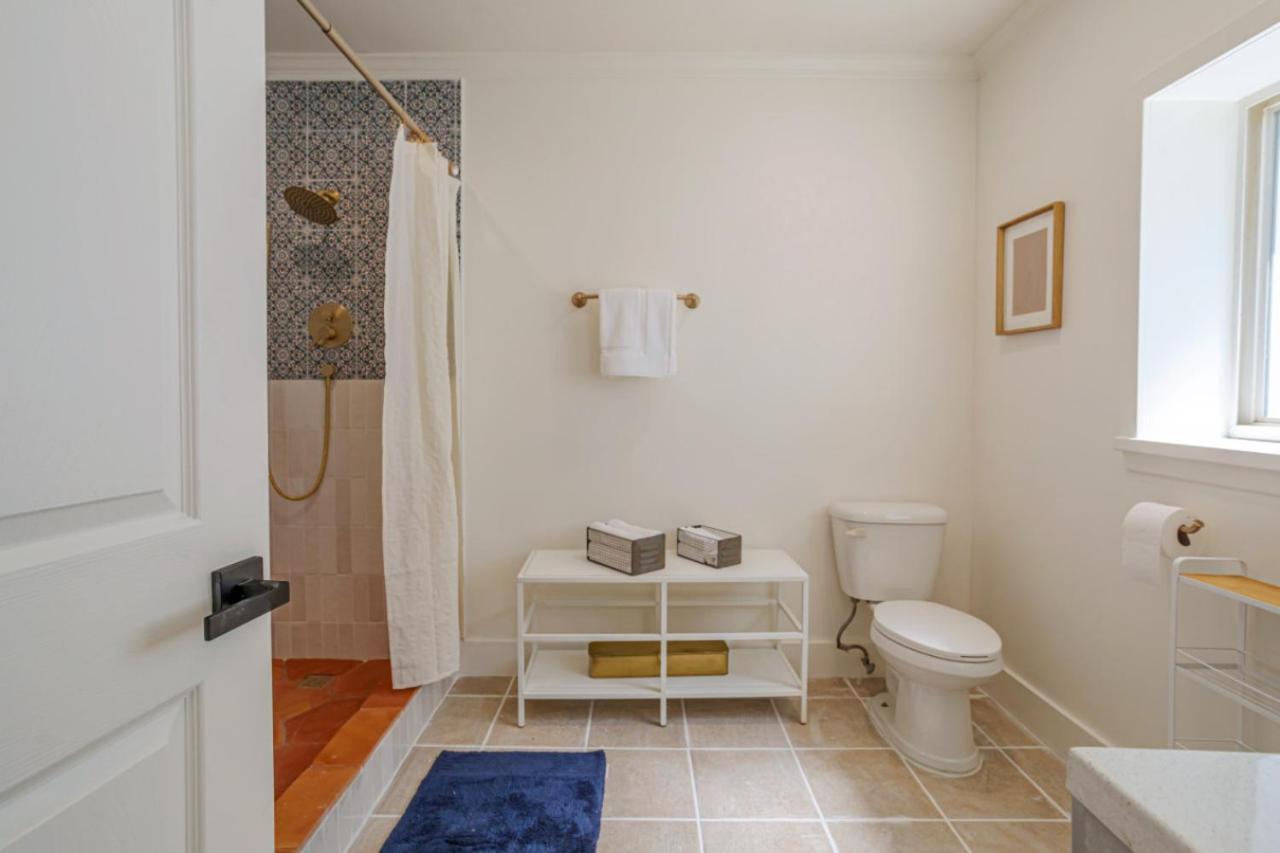 Elegant Guest Unit Universal Sleeps 6 Hot Tub