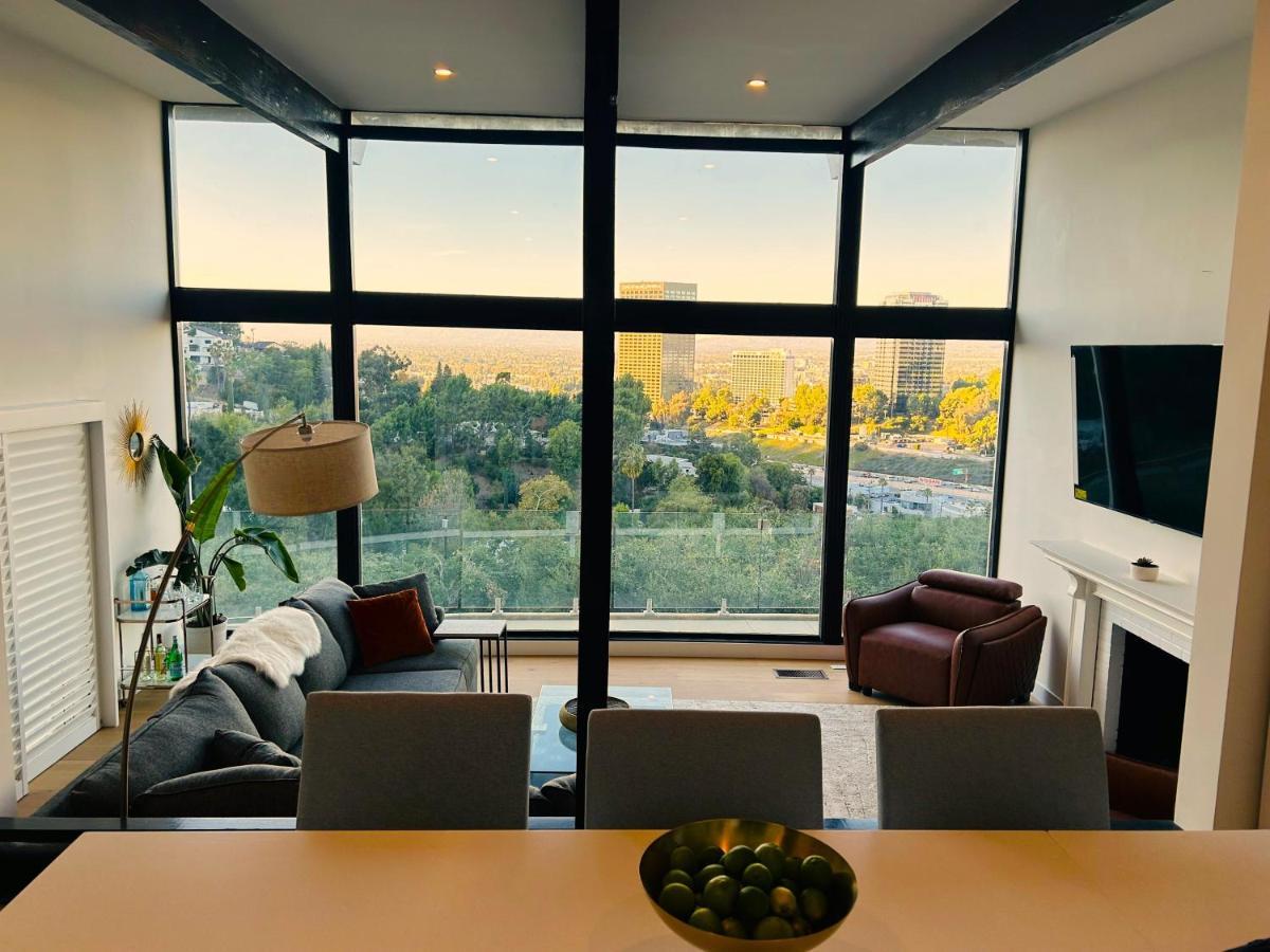 Luxury Hollywood Hills Gated View Estate - Ultra Private And Gorgeous! Minutes To Universal And Hollywood! Villa Los Angeles