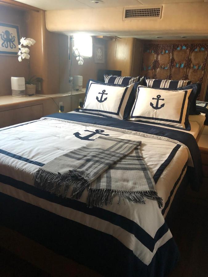 Botel Luxury Afloat Yacht Paradise 3 Bedrooms 3Bath 5 Beds With Full Marina View *