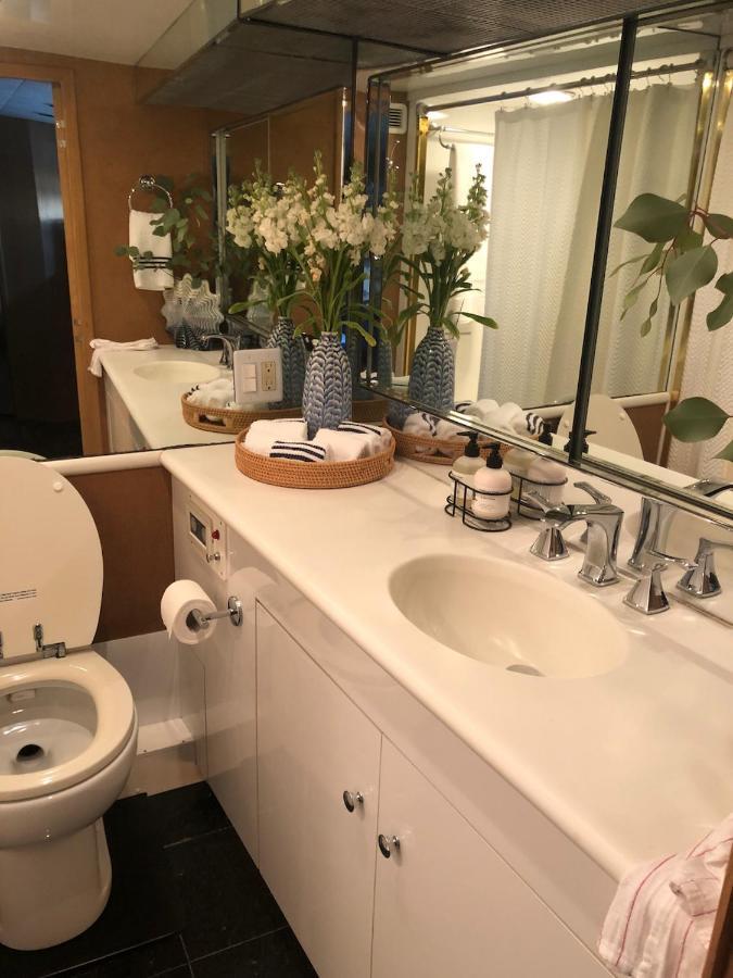 Luxury Afloat Yacht Paradise 3 Bedrooms 3Bath 5 Beds With Full Marina View Los Angeles