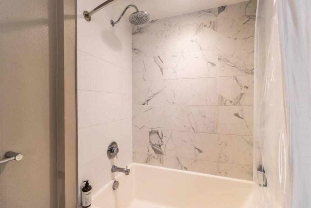 Comfortable & Spacious 2bdr - 2bth For 4 Guests In Hollywood *