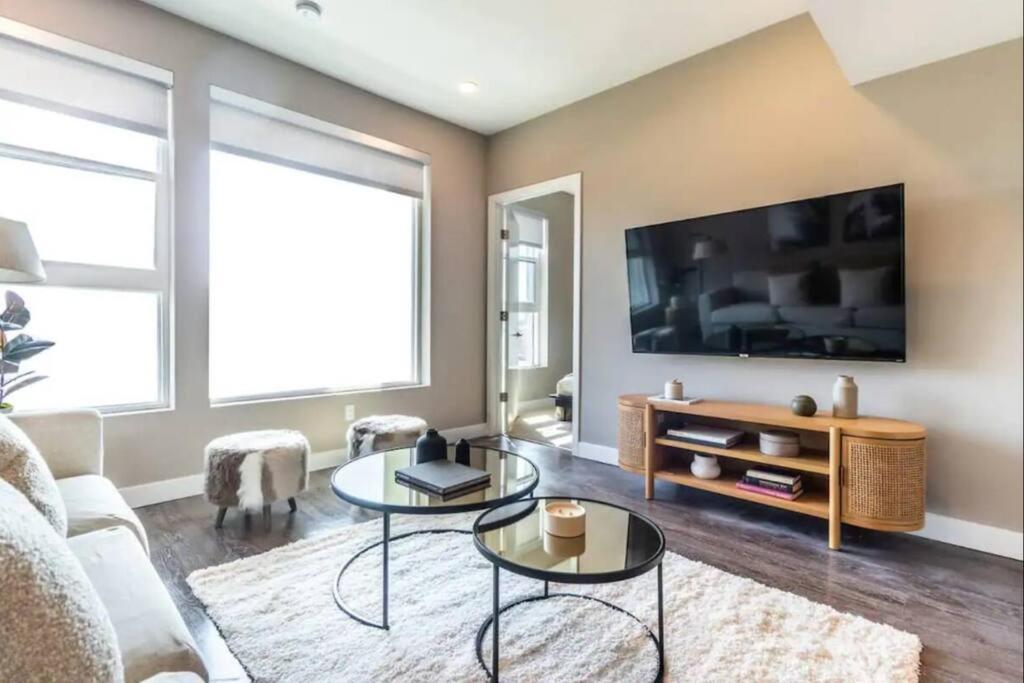 Comfortable & Spacious 2bdr - 2bth For 4 Guests In Hollywood Los Angeles