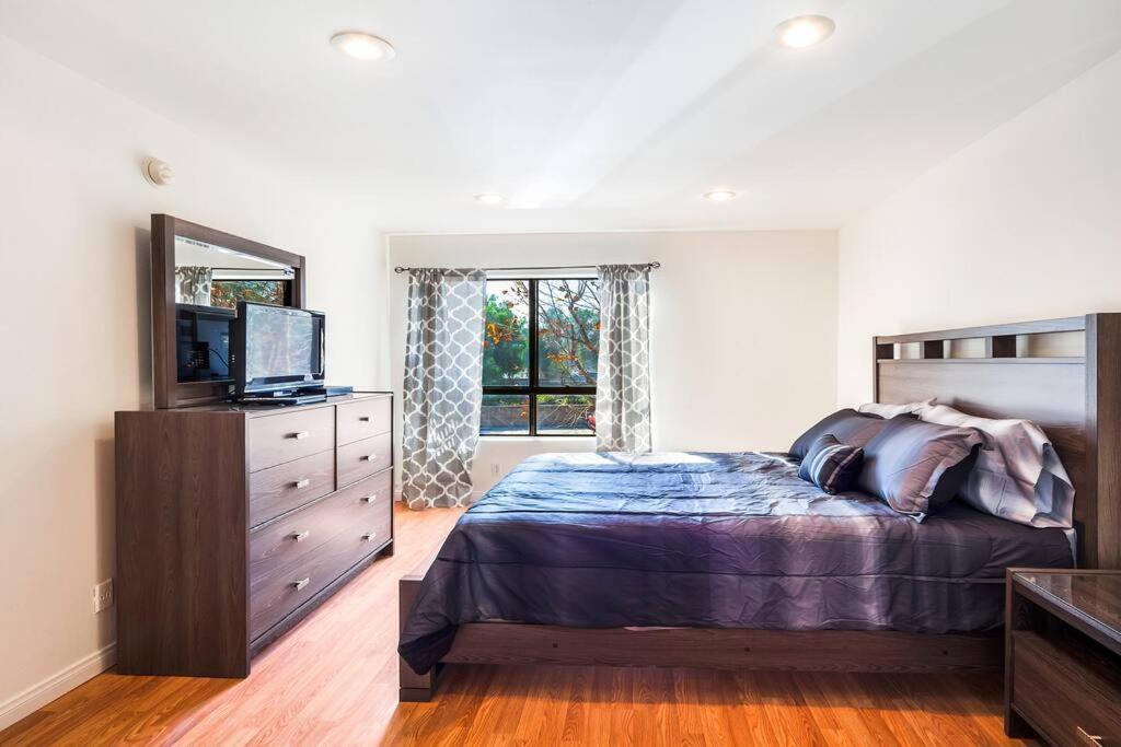 Apartment Remodeled Warner Center *