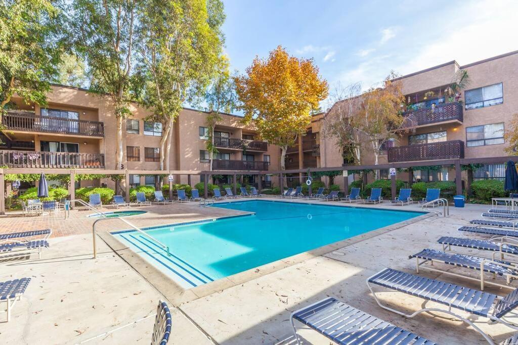 Remodeled Warner Center Apartment *