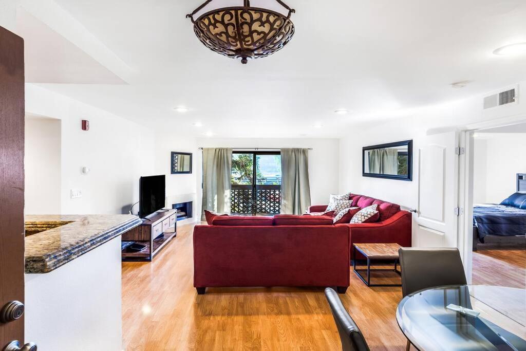 Remodeled Warner Center Apartment Los Angeles