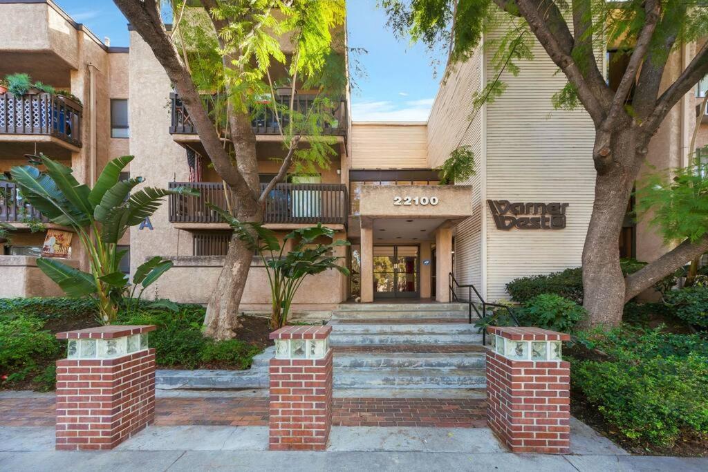 Remodeled Warner Center Apartment *