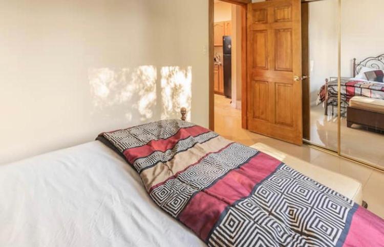 Garden View Guest Unit Single Bed ,kitchennate Insuit Full Bathroom * Los Angeles