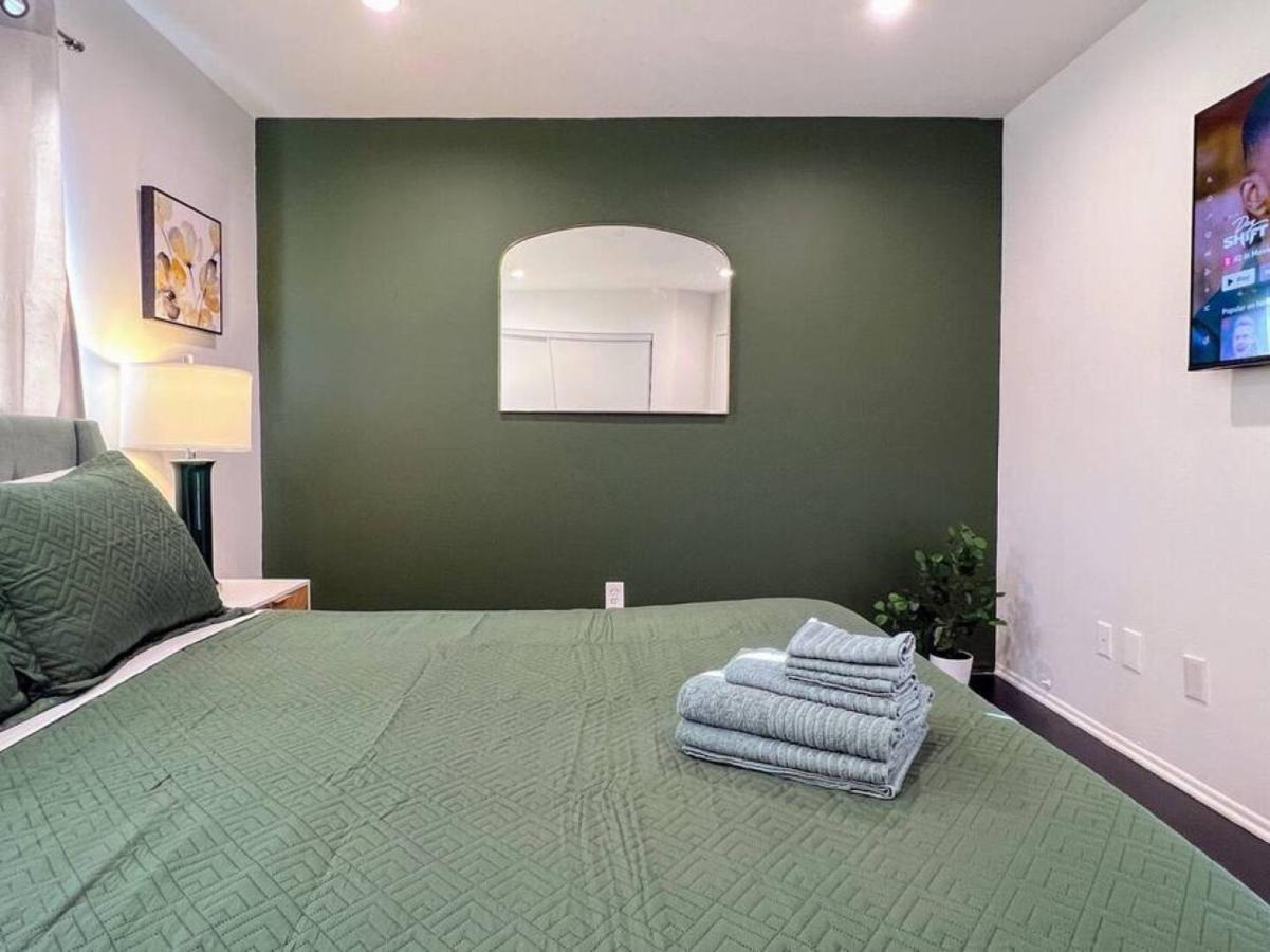 2br In The Heart Of Hollywood -br5