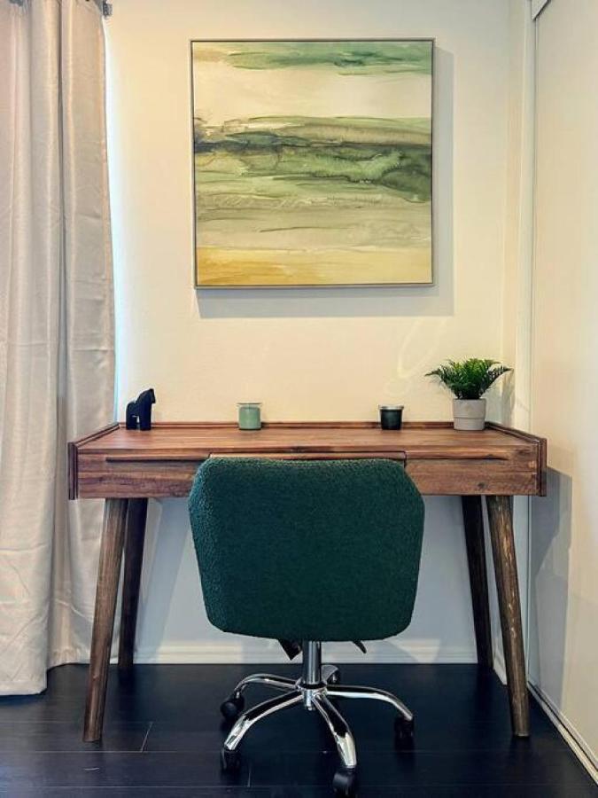 2br In The Heart Of Hollywood -br5 *