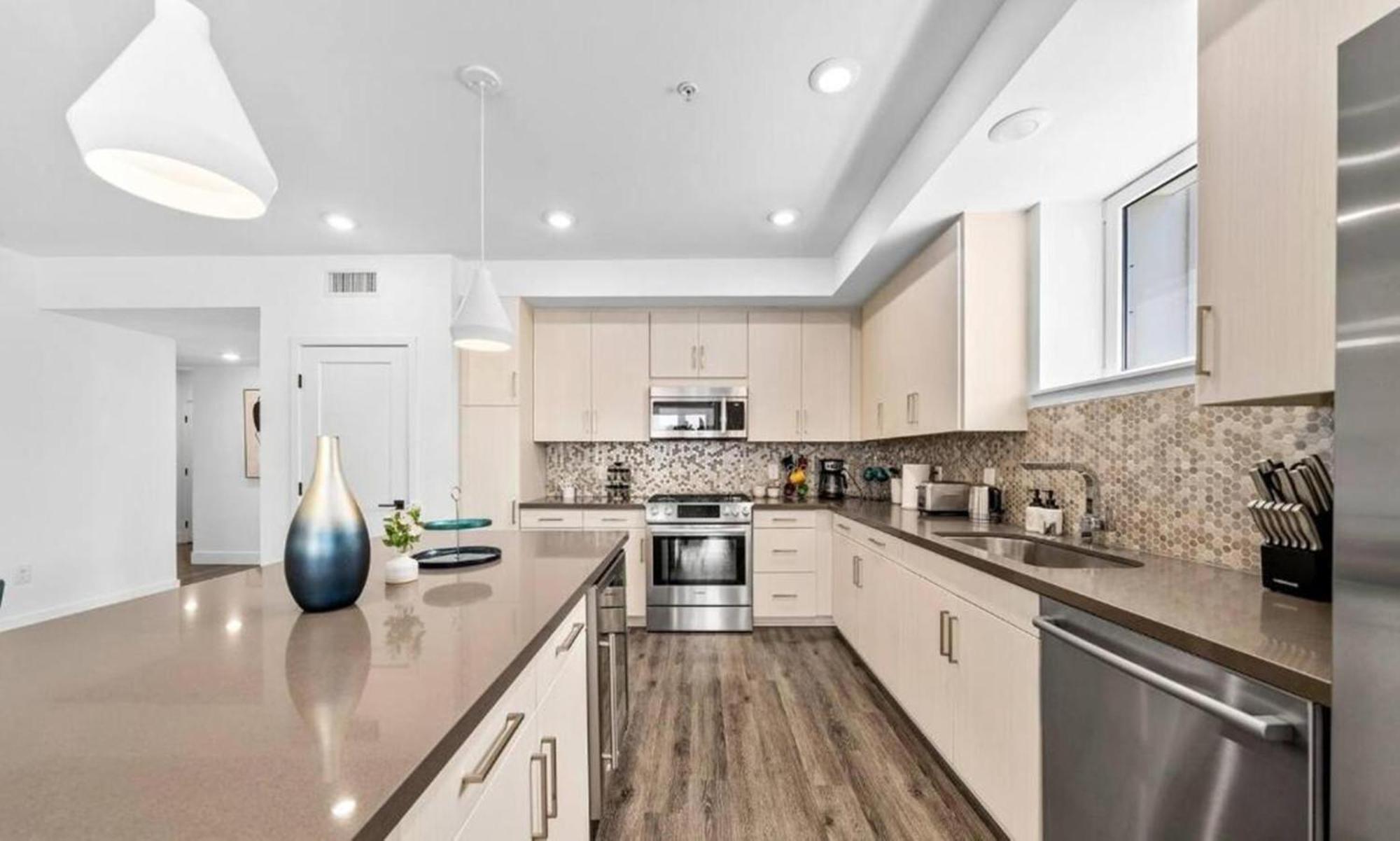 Sapphire Shores-beach View 2br Amazing Amenities Apartment Los Angeles