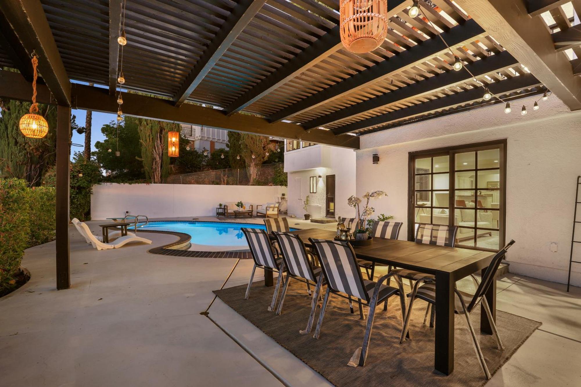 Modern Farmhouse With Panoramic Hill Views, Heated Salt Water Pool, Hot Tub Los Angeles