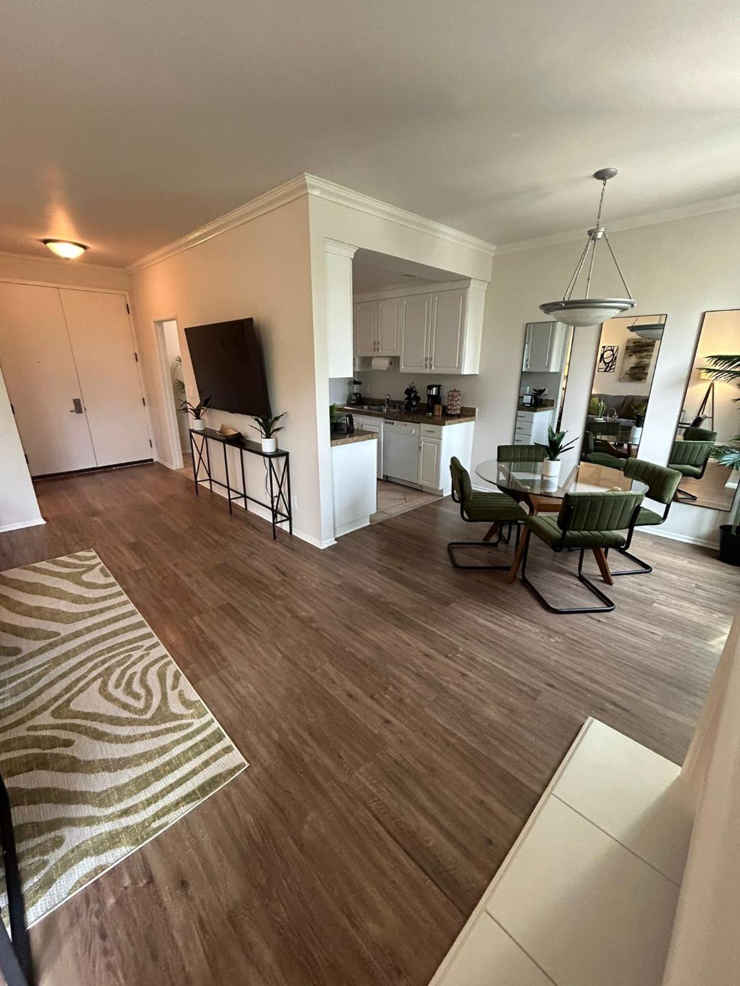 Beverly Hills Midle 1 Bedroom With Parking 202 *