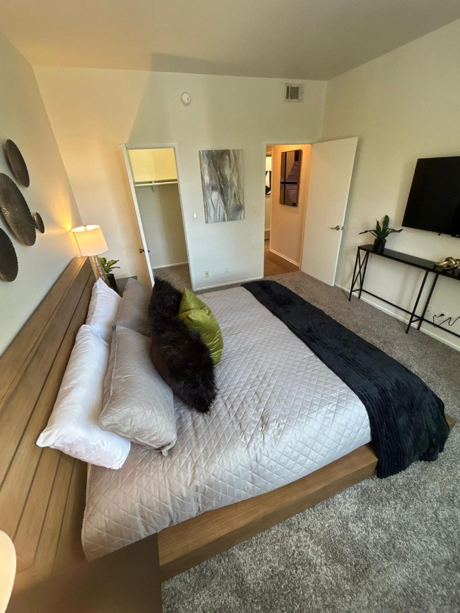 Beverly Hills Midle 1 Bedroom With Parking 202 Apartment *