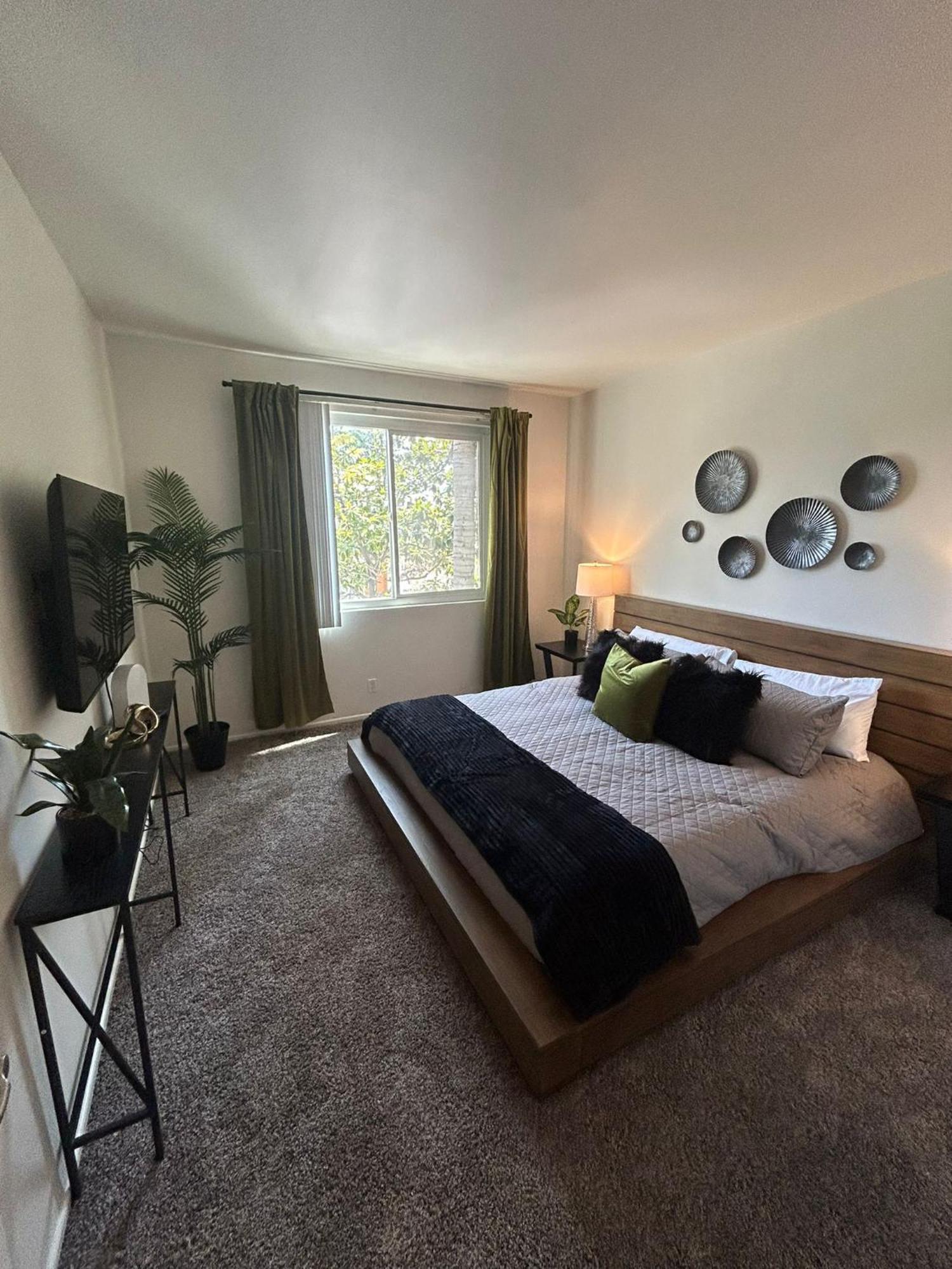 Beverly Hills Midle 1 Bedroom With Parking 202 *