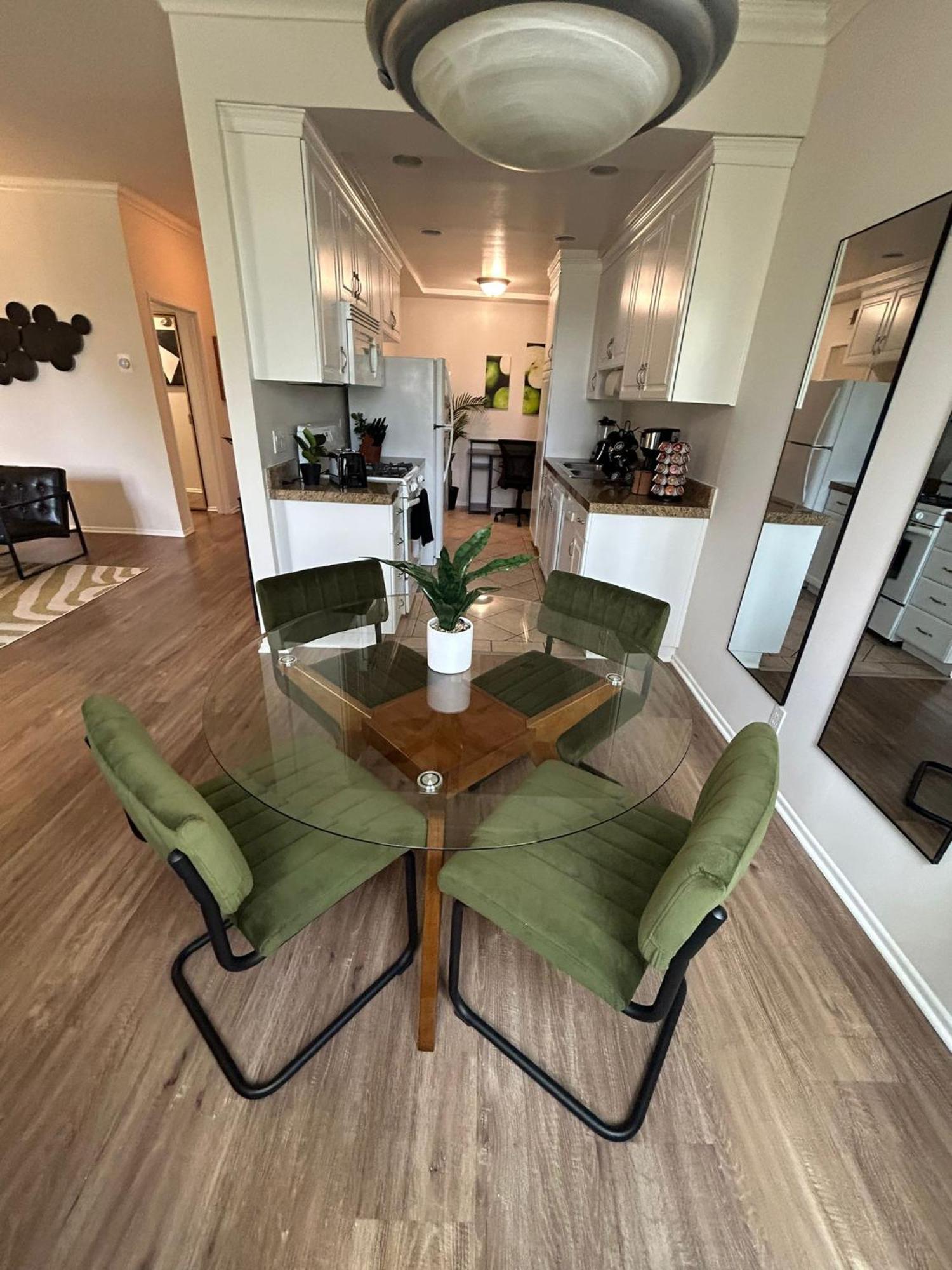 Beverly Hills Midle 1 Bedroom With Parking 202 Apartment *
