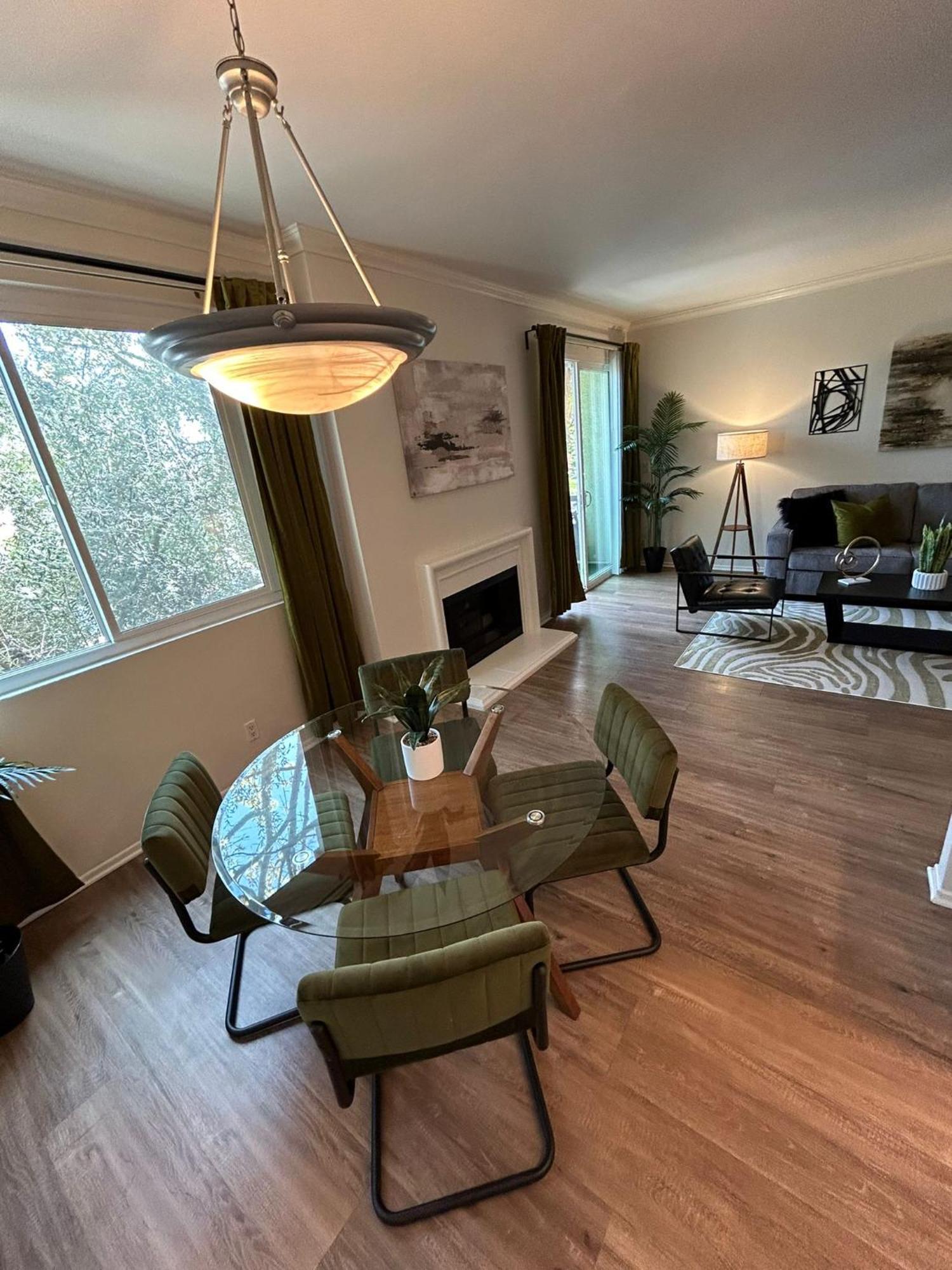 Beverly Hills Midle 1 Bedroom With Parking 202 Apartment