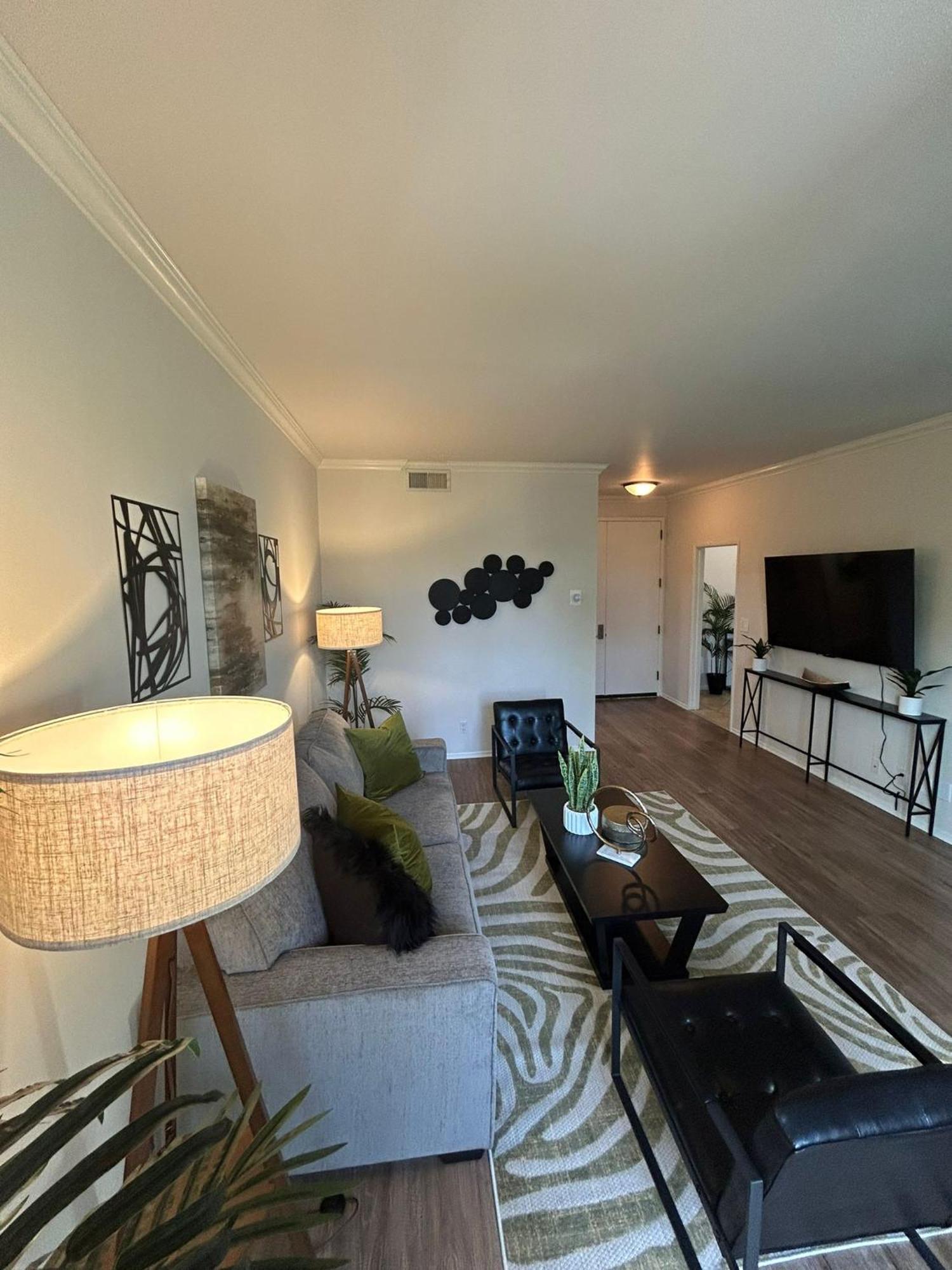 Beverly Hills Midle 1 Bedroom With Parking 202 *