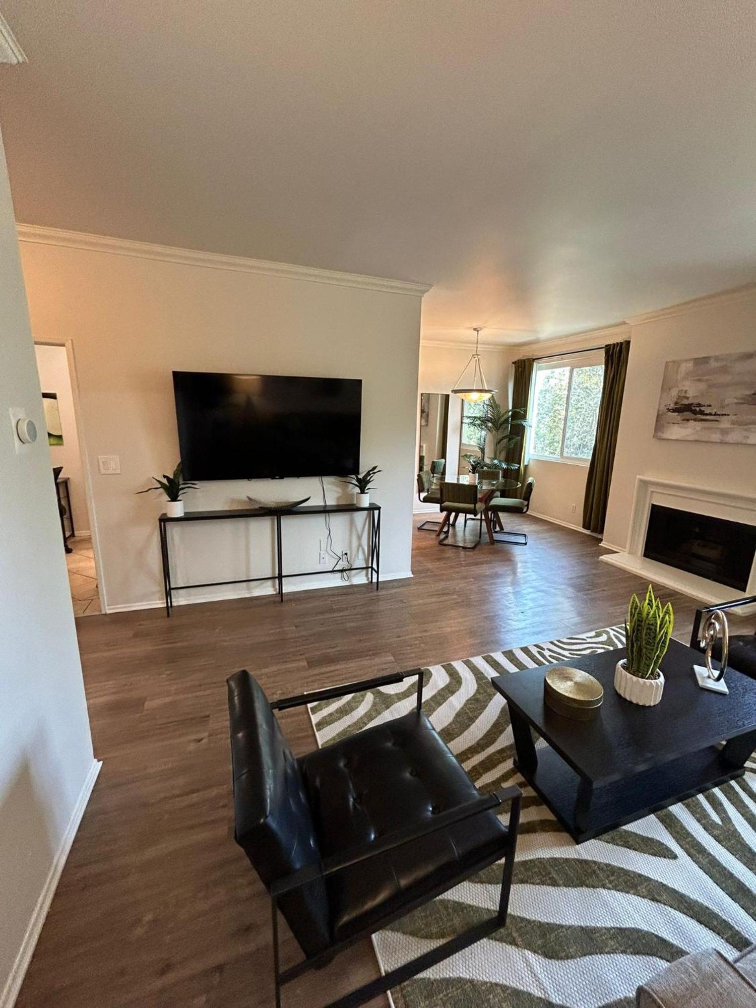 Beverly Hills Midle 1 Bedroom With Parking 202 Apartment