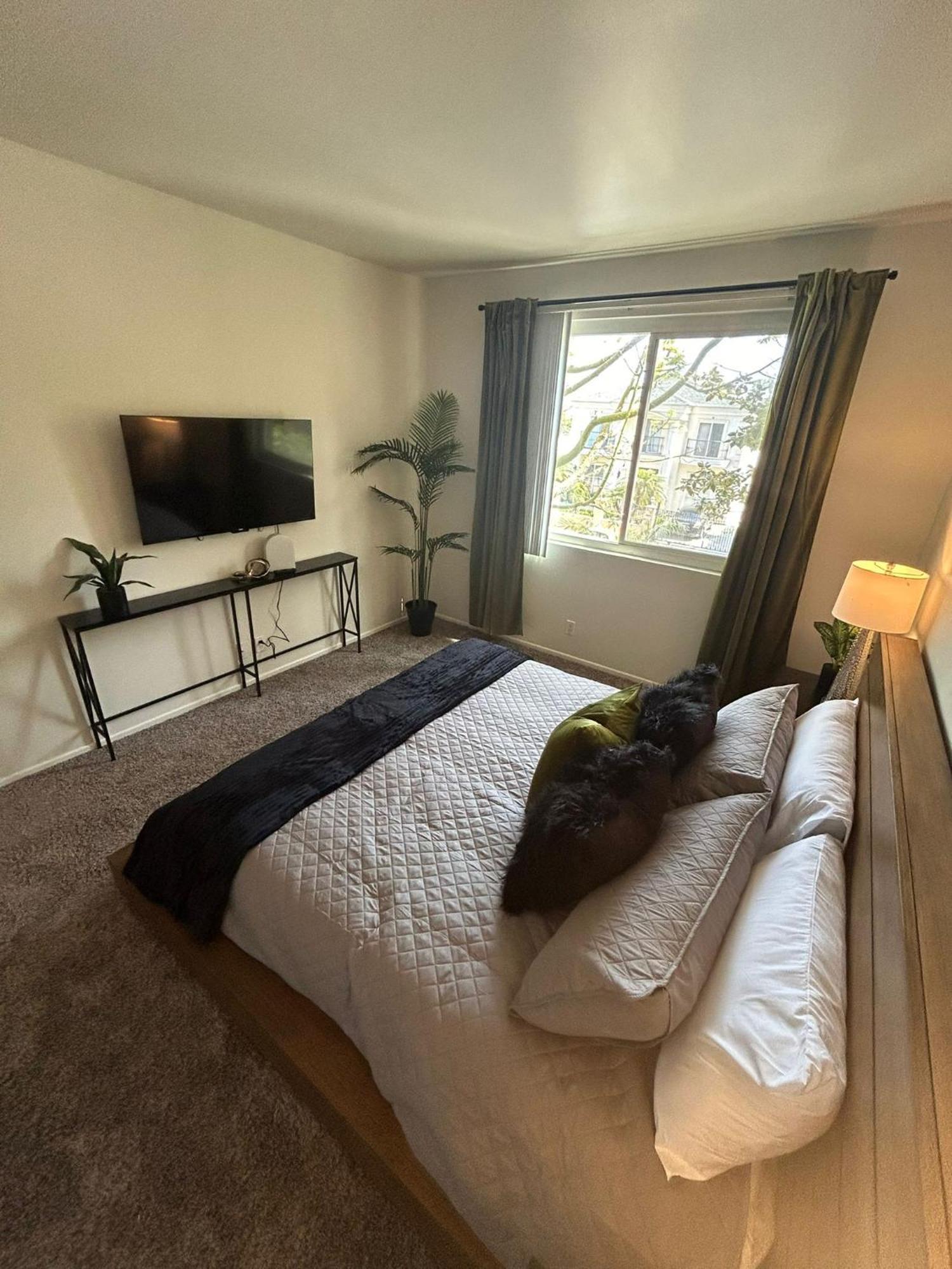 Beverly Hills Midle 1 Bedroom With Parking 202 Apartment