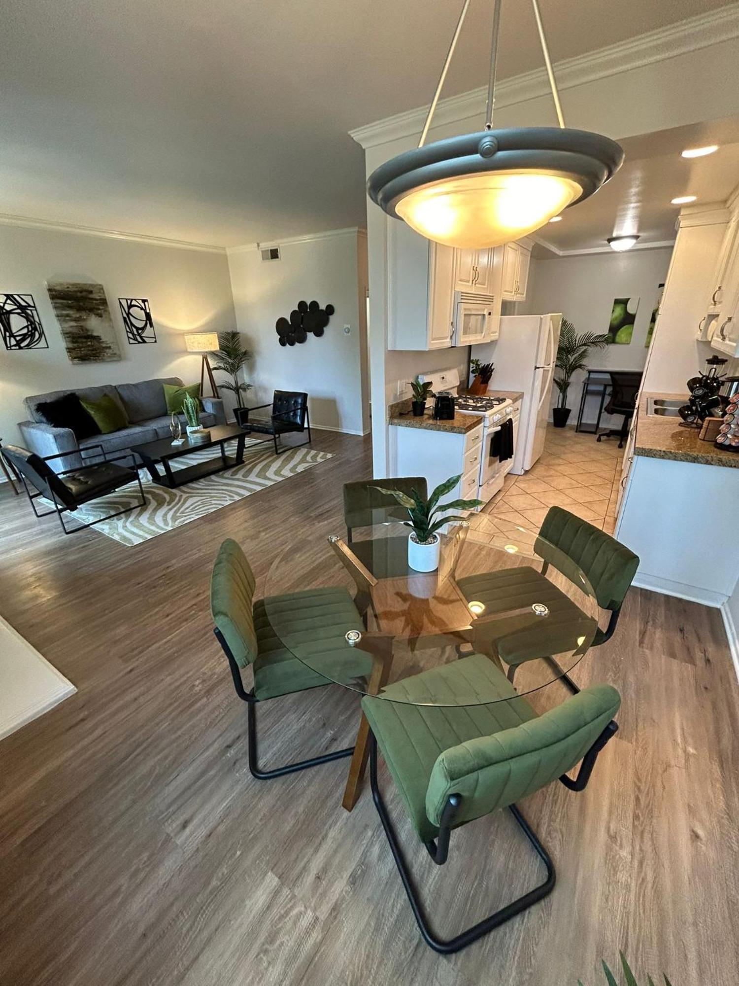 Beverly Hills Midle 1 Bedroom With Parking 202 *