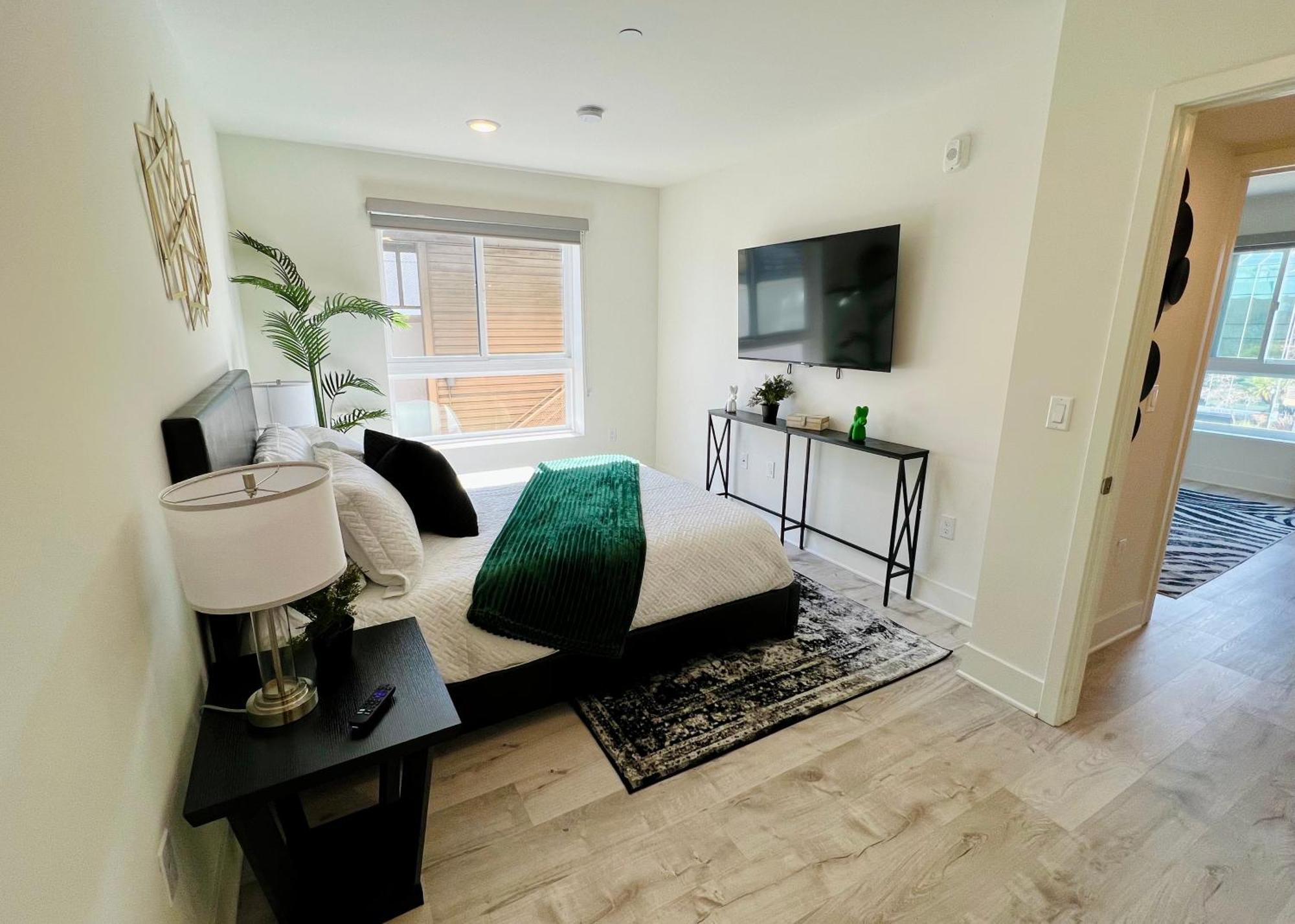 Century Chic 4 Sleep Free Parking 402 *