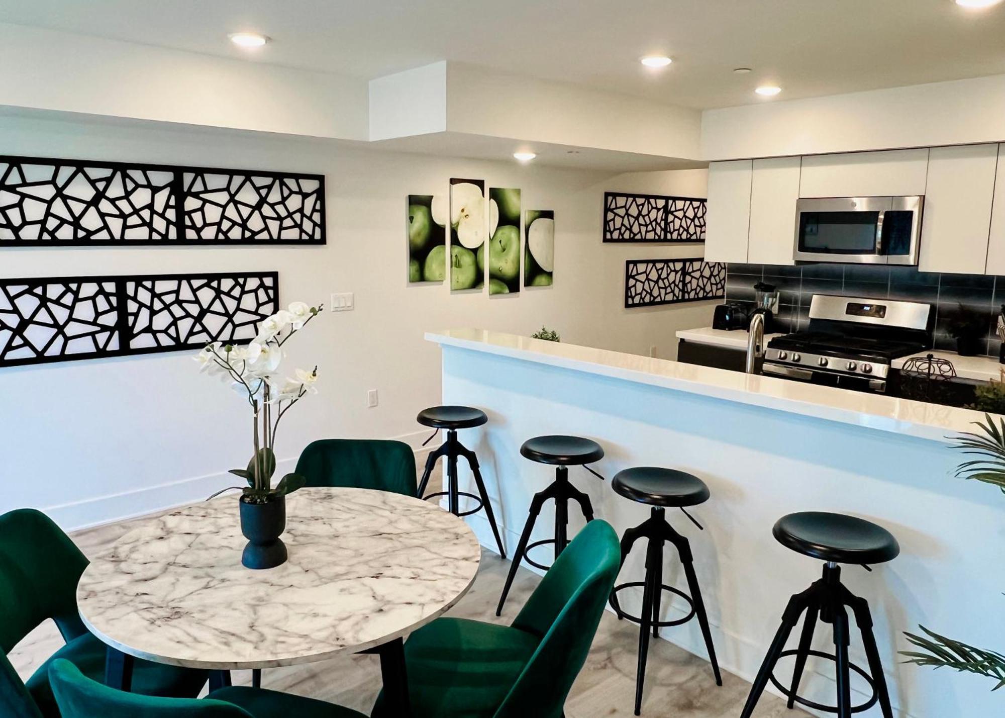 Century Chic 4 Sleep Free Parking 402 Apartment *