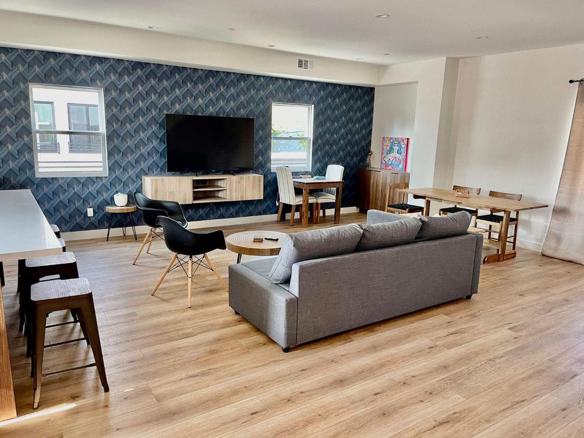 Luxurious Townhome W/3 Master Gated Parking * Los Angeles
