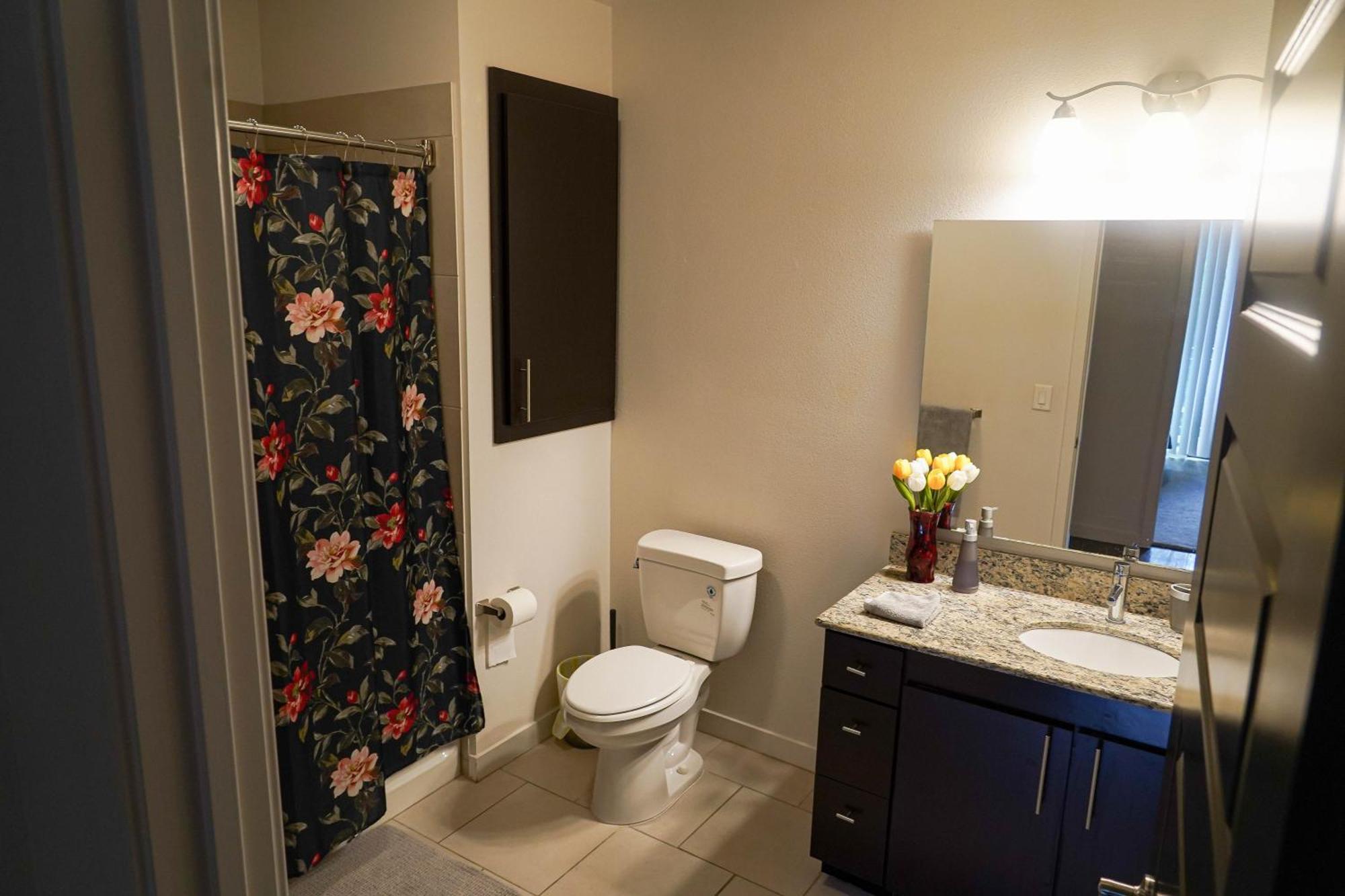 Luxury Designed 2 Bedrooms Part In Woodland Hills Ca *
