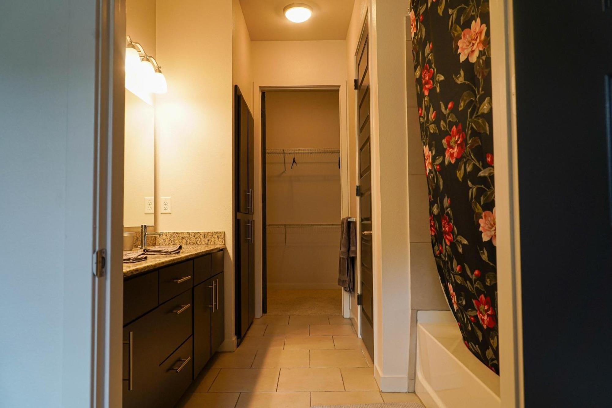 Luxury Designed 2 Bedrooms Part In Woodland Hills Ca
