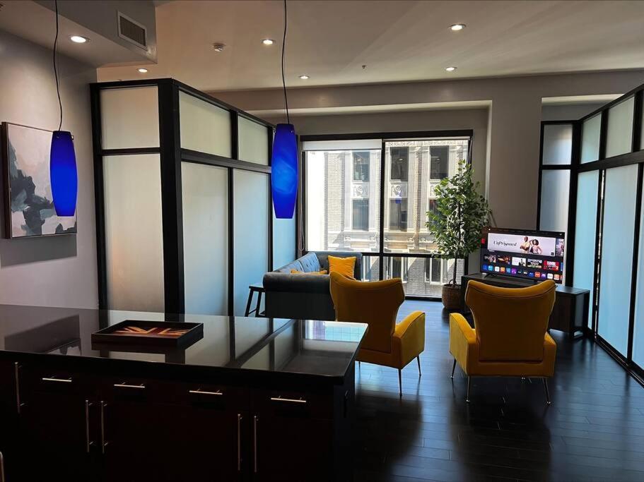 In The Heart Of Downtown Apartment *