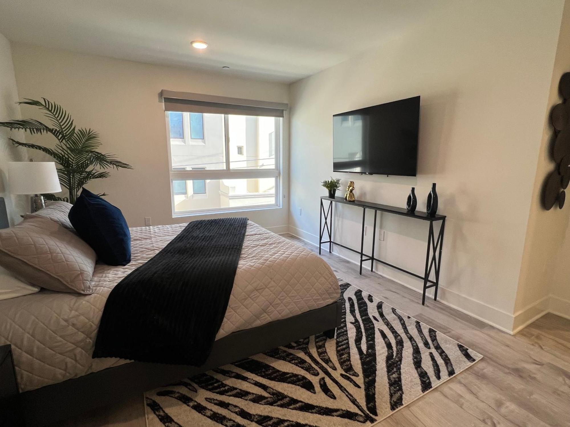 Century Cozy 2 Bedroom 4 Sleeps Crib W Parking 505 *