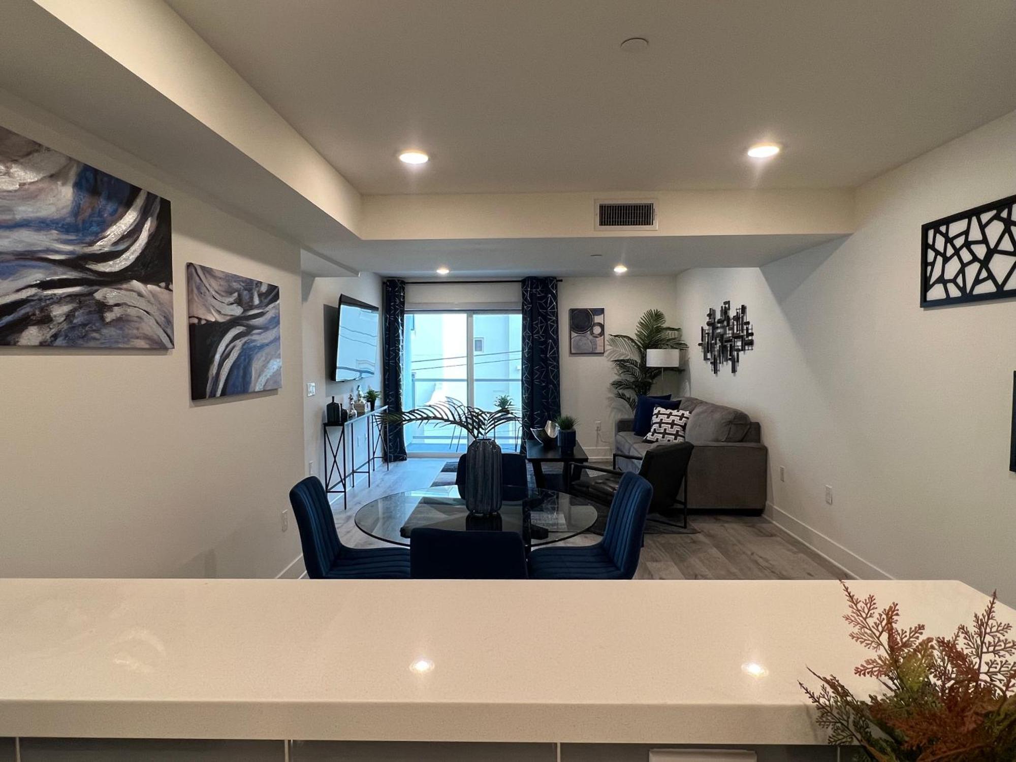 Century Cozy 2 Bedroom 4 Sleeps Crib W Parking 505 *