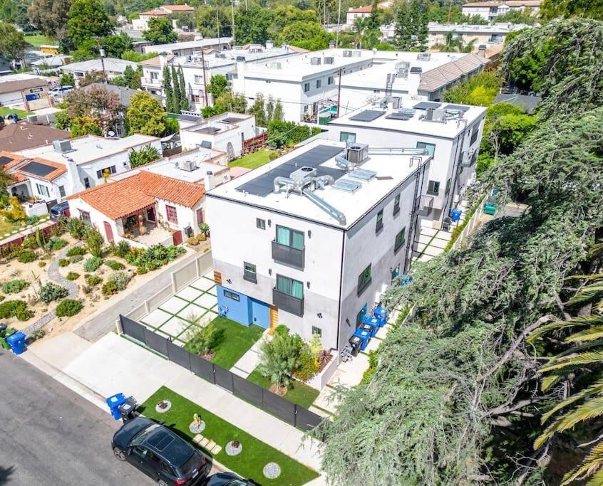 Luxurious Townhome W/3 Master Gated Parking