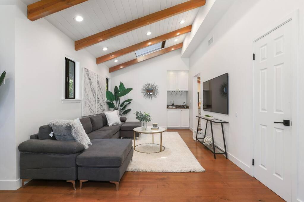 Modern Farmhouse With Panoramic Hill Views, Heated Salt Water Pool, Hot Tub Los Angeles
