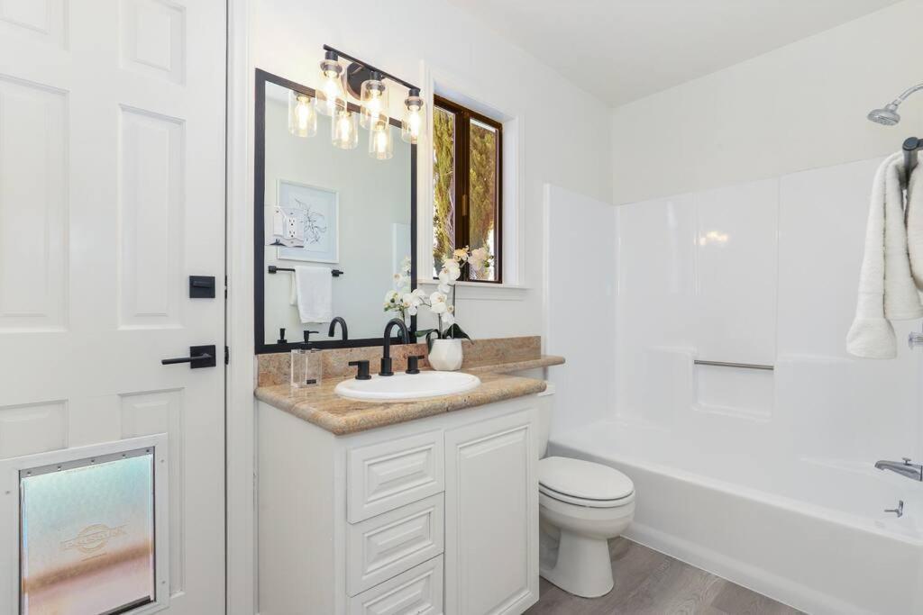 Holiday home Modern Farmhouse With Panoramic Hill Views, Heated Salt Water Pool, Hot Tub *