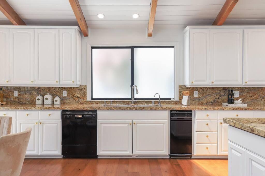 Holiday home Modern Farmhouse With Panoramic Hill Views, Heated Salt Water Pool, Hot Tub *