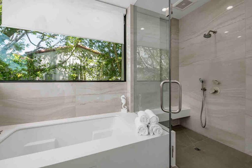 Modern & Elegant West Hollywood Villa *