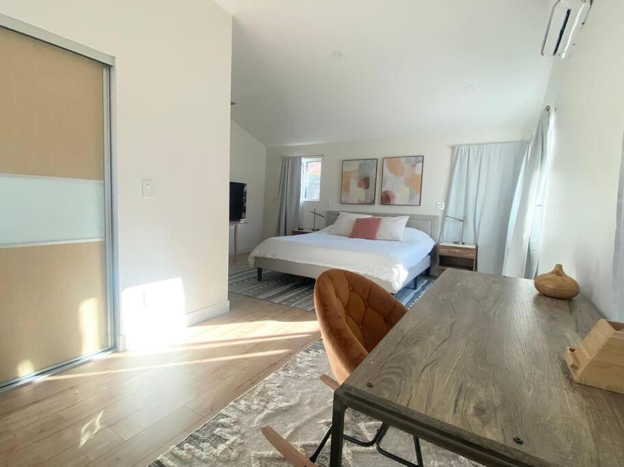 Modern Two Bedroom Two Bath W/ Parking And Laundry Los Angeles