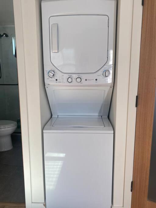 Holiday home Modern Two Bedroom Two Bath W/ Parking And Laundry *