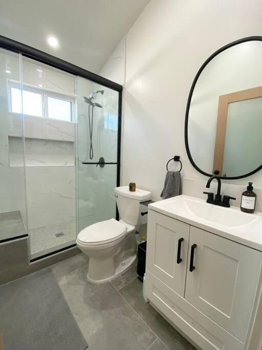 Holiday home Modern Two Bedroom Two Bath W/ Parking And Laundry Los Angeles